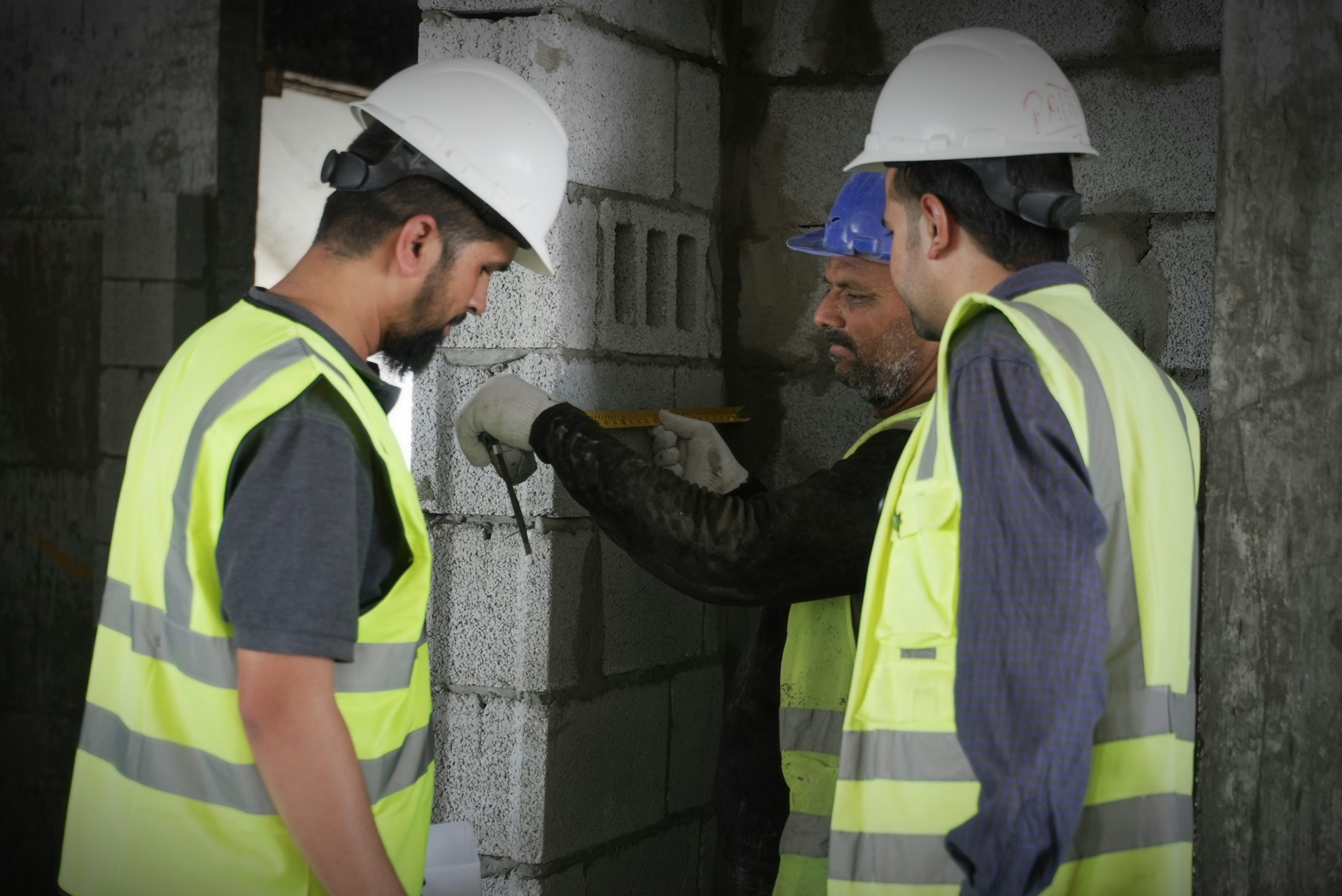 مهندسون يراجعون أعمال الموقع ضمن فحص ميداني